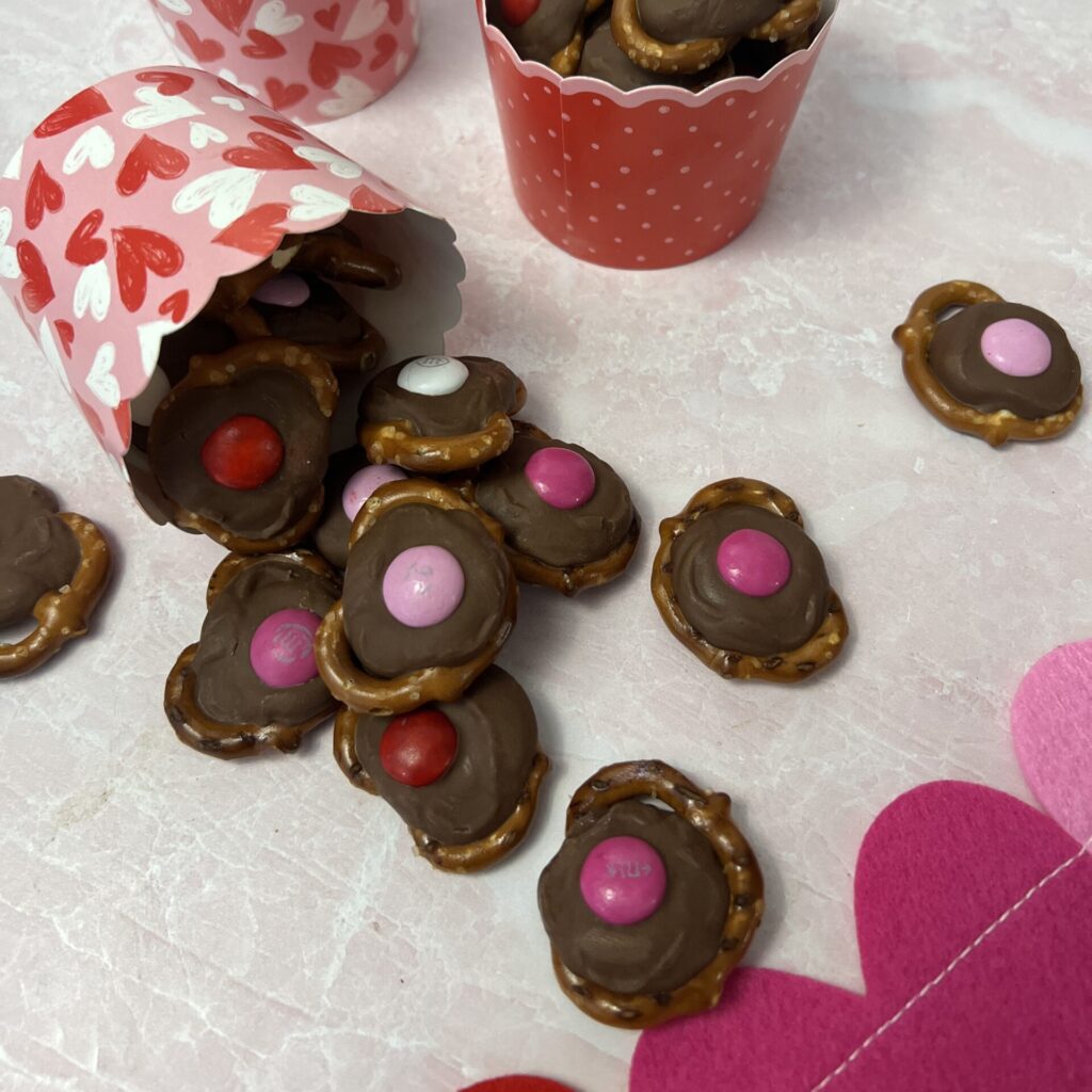 These chocolate caramel pretzel bites are perect for valentine's day