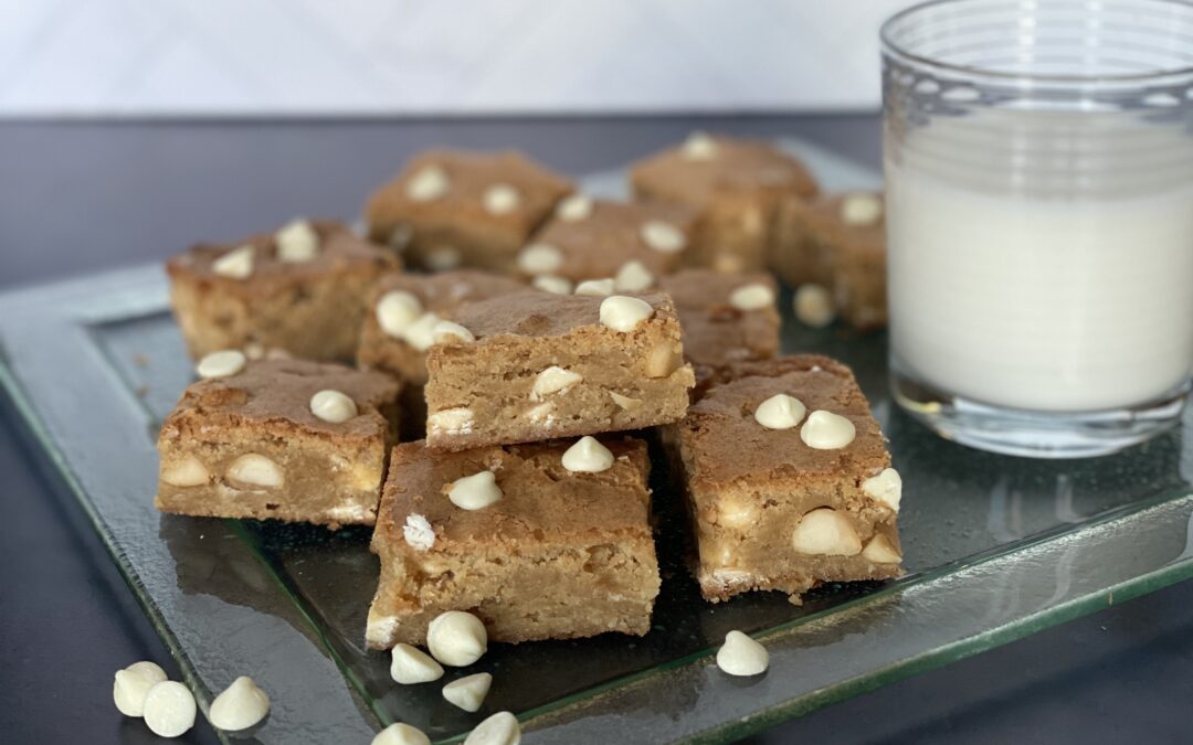 Easy Baked Blondies (Buttery And Delicious!)