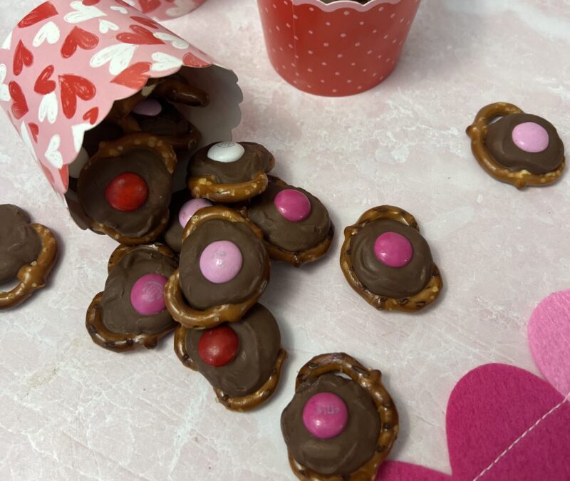 These chocolate caramel pretzel bites are perect for valentine's day